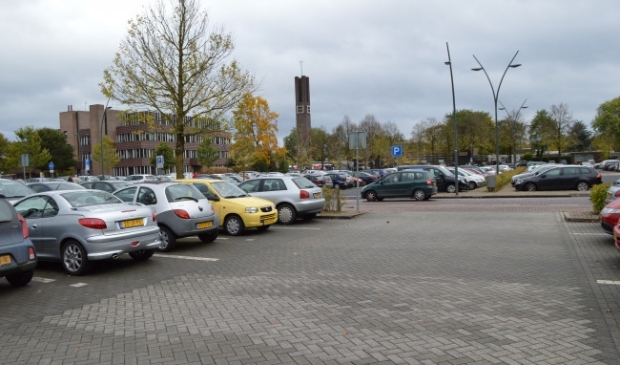 Parkeerplaats achter het gemeentehuis.