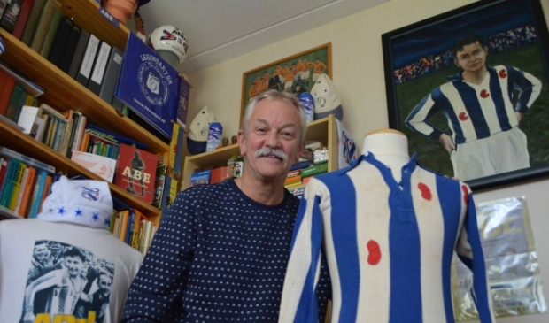 Jan Kuipers in zijn Abe Lenstra-musem in een slaapkamer van zijn woning in Swifterbant.