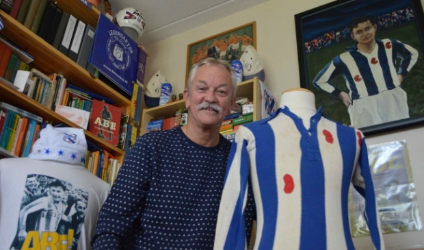 <p>Jan Kuipers in zijn Abe Lenstra-musem in een slaapkamer van zijn woning in Swifterbant.</p>