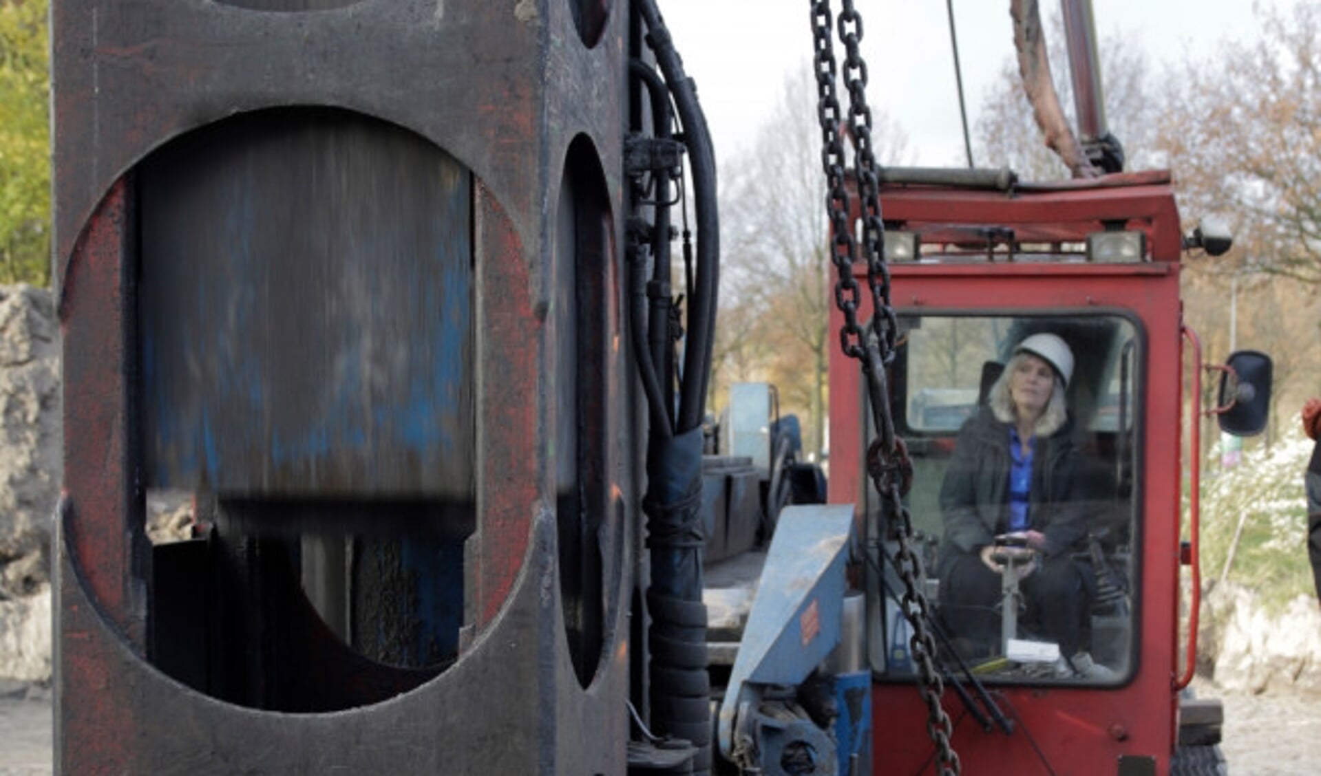  Mieke Breemhaar slaat de eerste paal.