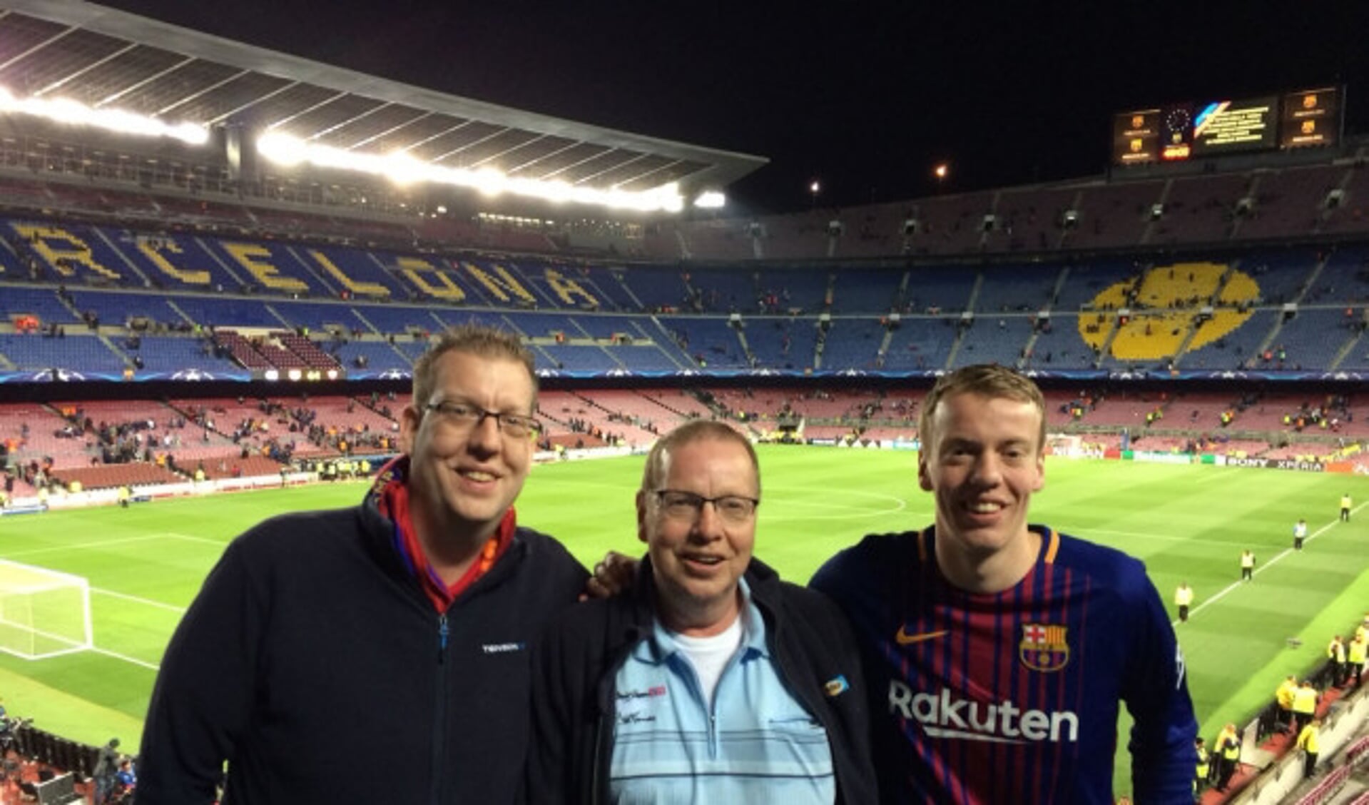  Harrie Seinen (midden) met zijn twee zoons bij FC Barcelona.