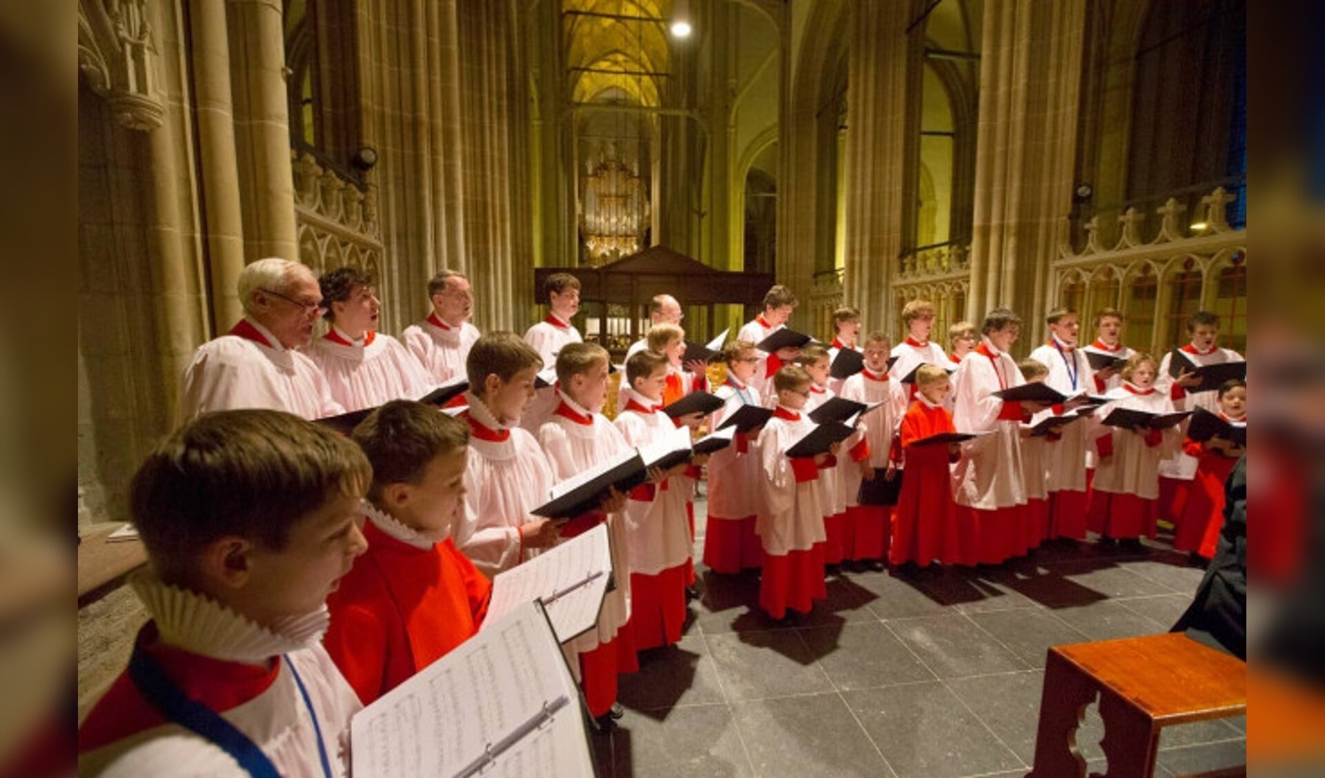  Festival Lessons and Carols door het Kampen Boys Choir (kerstconcert) in de Bovenkerk in Kampen. Het koor zingt hier 'Silent Night' in de 'Koor' van de kerk.
Foto Freddy Schinkel