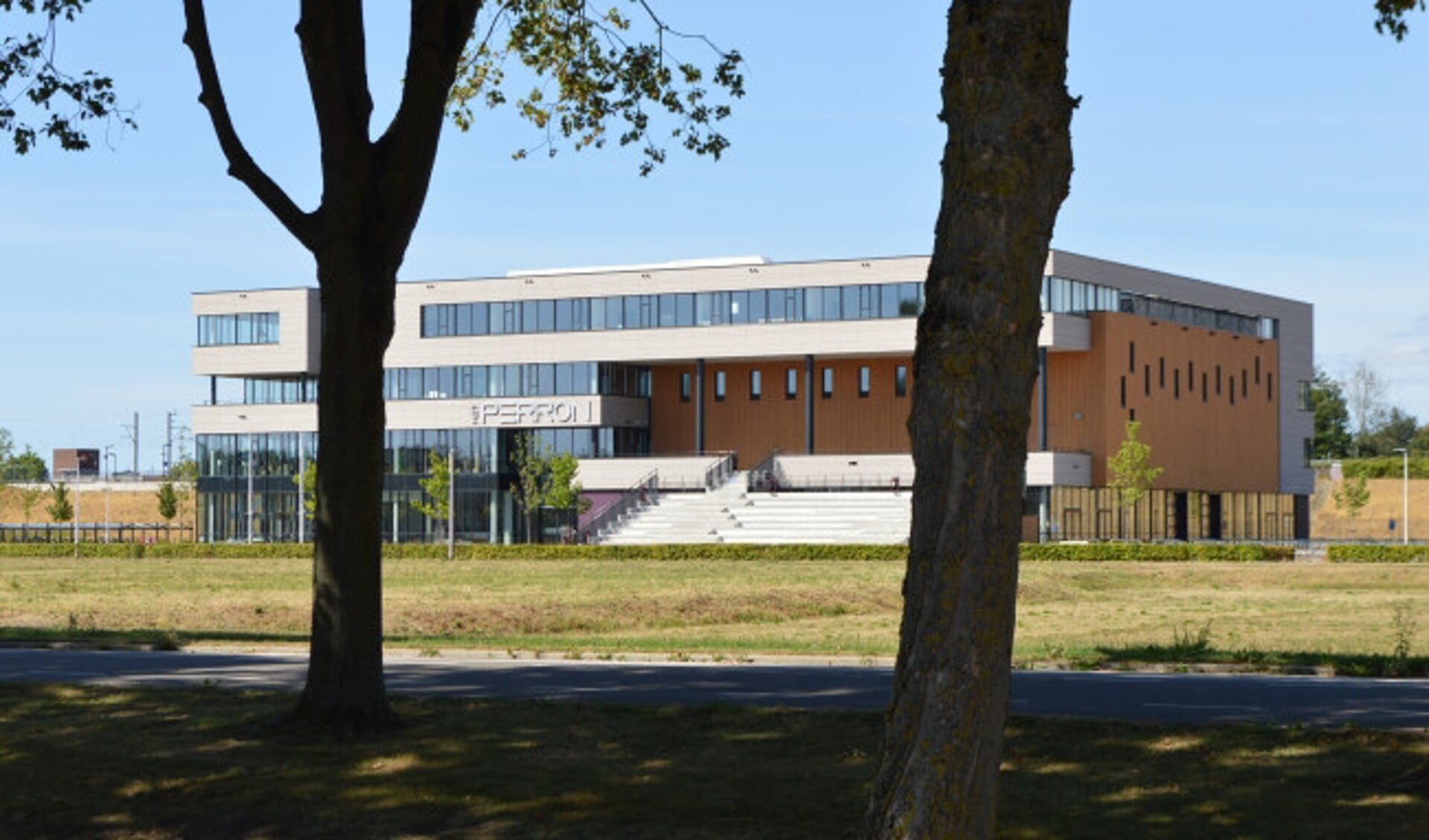  De appartementen komen tussen Het Perron en het station.