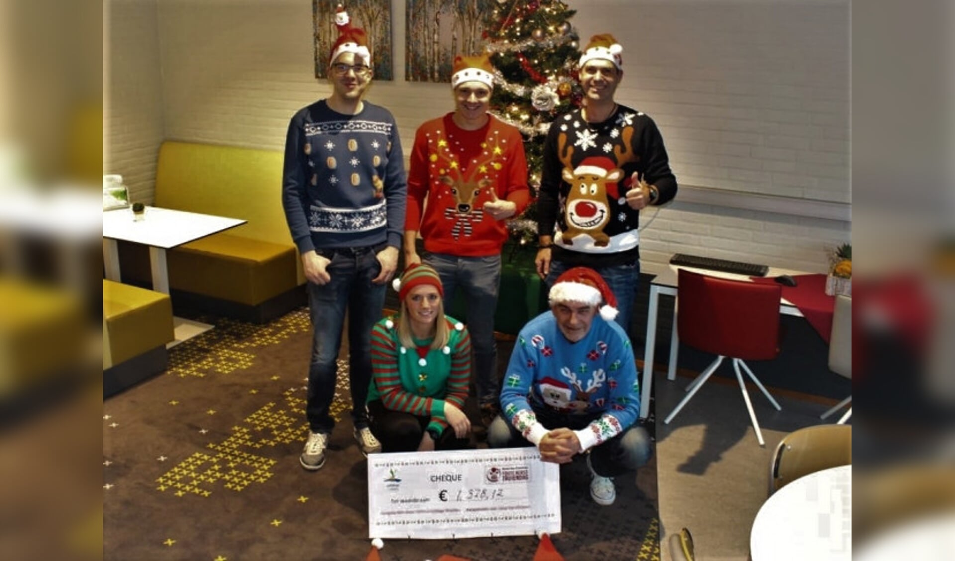Leerlingen Ichthus College halen 1.300 euro op tijdens foute kersttruiendag