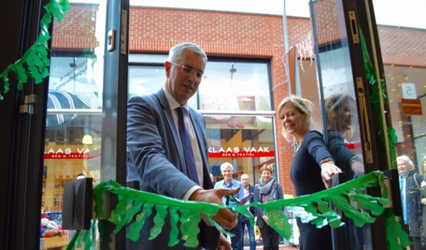 Ton van Amerongen en Vera Dam bij de opening van Energiewinkel Dronten.