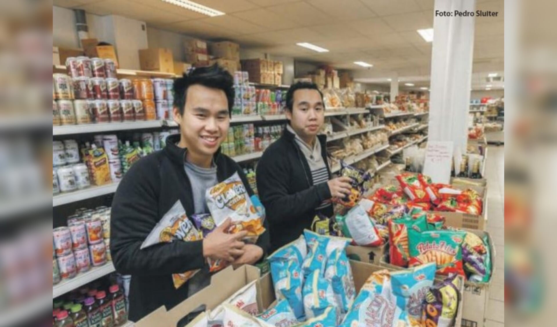  Thai en Dinh Phan; de tweeling die de Aziatische supermarkt van nieuw elan voorziet. Met een soortgelijke zaak in Leeuwarden waar hun ‘grote broer’ de leiding heeft.