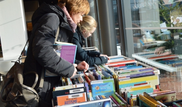 Boekenverkoop in bibliotheek Dronten.
