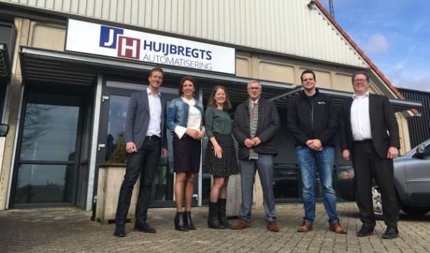 <p>Helma Lodders (tweede van links) bracht in 2018 een bezoek aan het bedrijf van Jacques Huijbregts (tweede van rechts).</p>