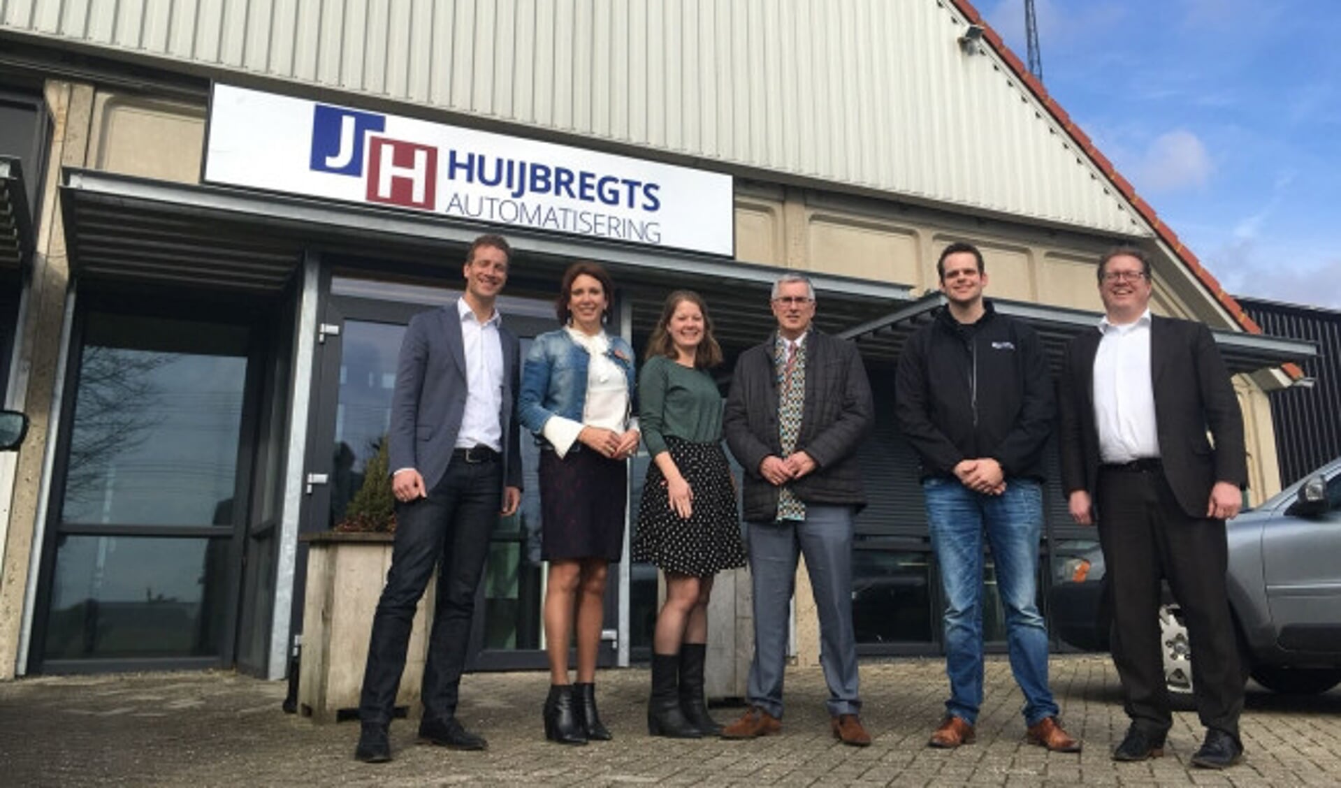 Helma Lodders (tweede van links) bracht in 2018 een bezoek aan het bedrijf van Jacques Huijbregts (tweede van rechts).