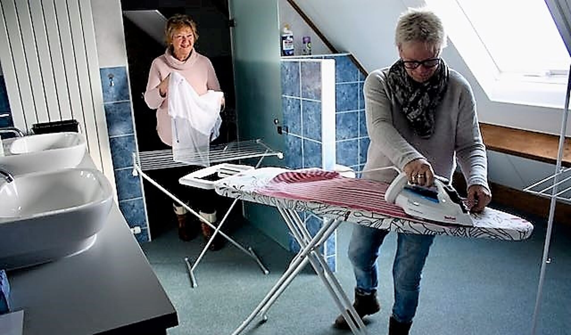  Anja Fikse en Gees Wezel in de waskamer van het hospice.