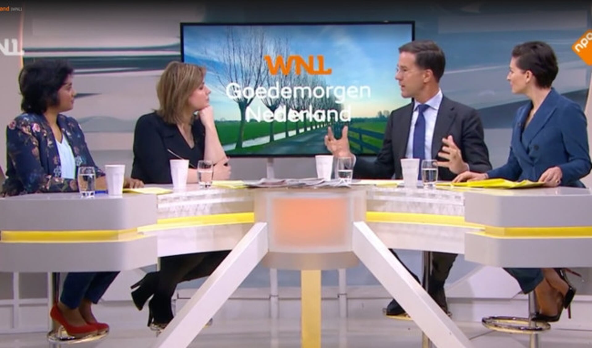  Irene Korting (links) aan tafel bij 'Goedemorgen Nederland' met Mark Rutte.