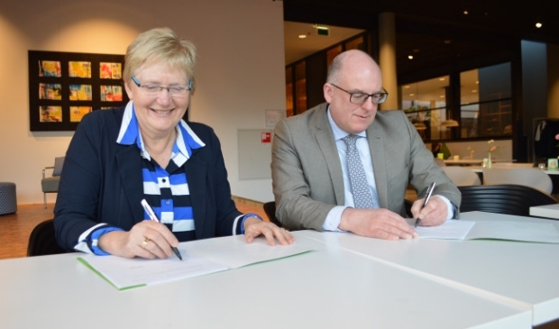  Truus Sweringa en Peter van Bergen ondertekenen de intentieovereenkomst. 
