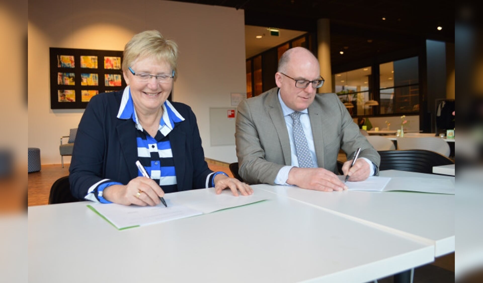 Truus Sweringa en Peter van Bergen ondertekenen de intentieovereenkomst.