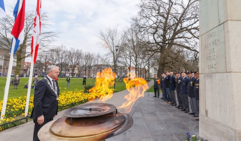  Herdenking bevrijding Zwolle in het Pelkwijkpark bij het monument.