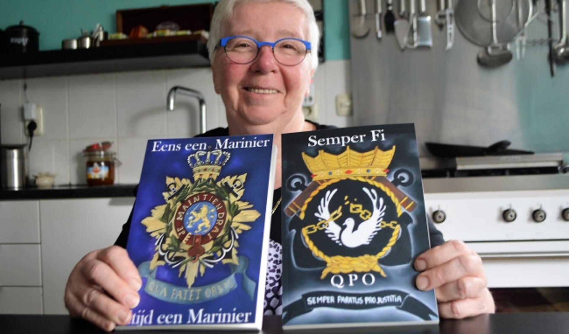  Nelly van Dijk met haar twee boeken over mariniers.