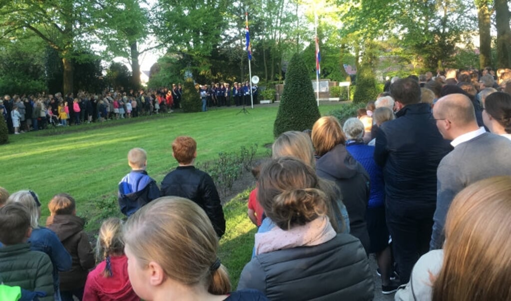  De Dodenherdenking in Genemuiden trok zoals gewoonlijk veel publiek