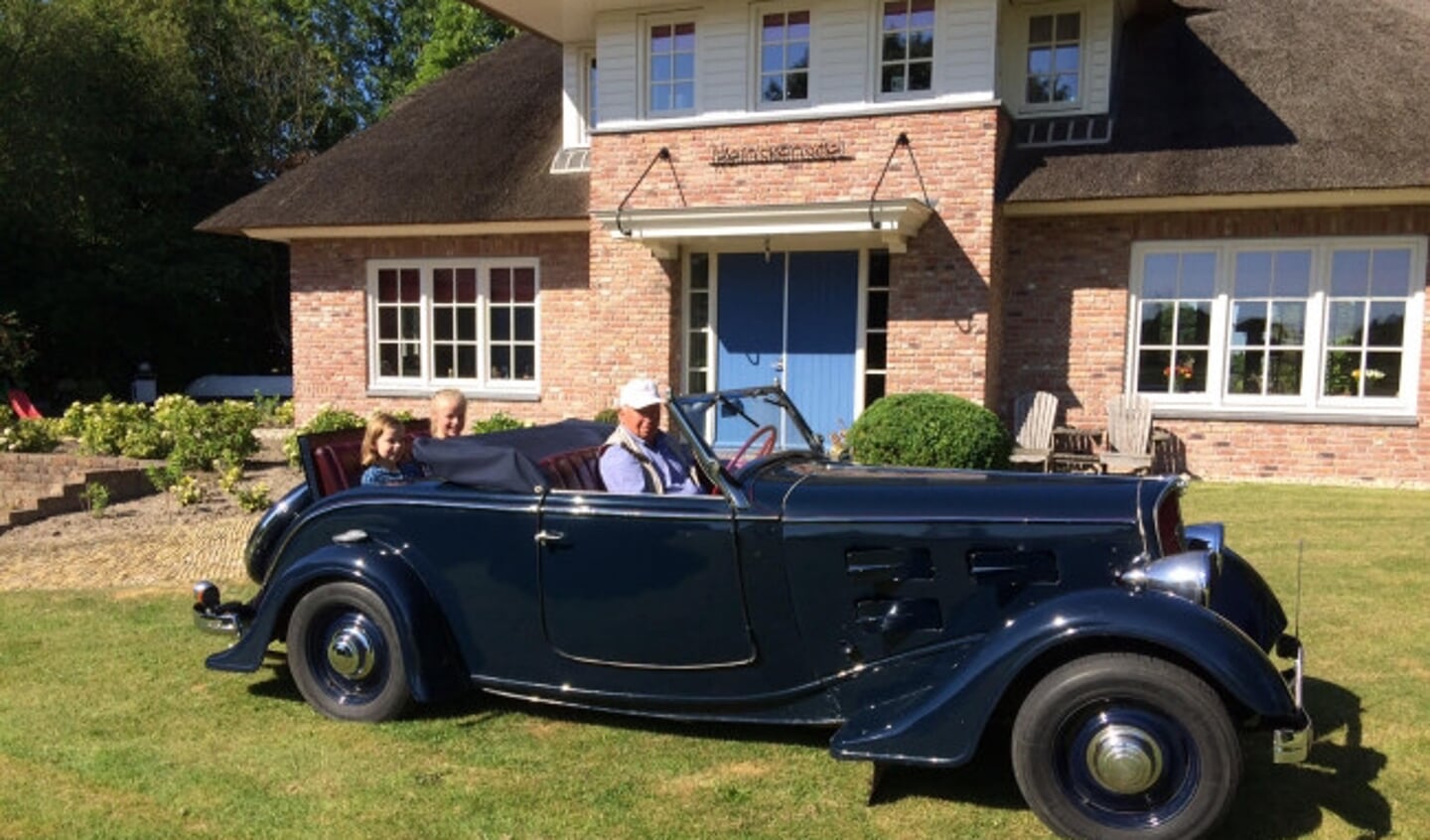 Piet Kostelijk in zijn oudste auto met op de achterbank zijn kleindochters Philine (links) en Aimée.