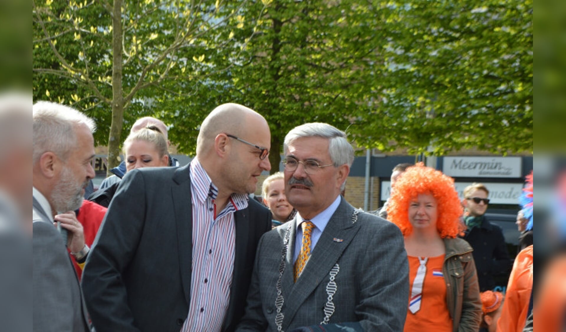 Richard Onderberg (stichting DOES) en burgemeester Aat de Jonge bij de heropening van het Meerpaalplein in 2017.