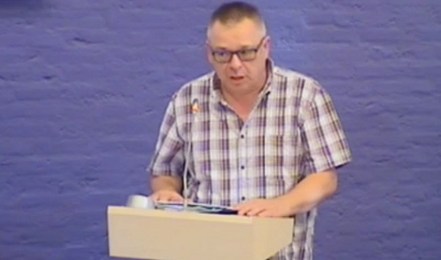 Jan Alberts spreekt de gemeenteraad toe.
