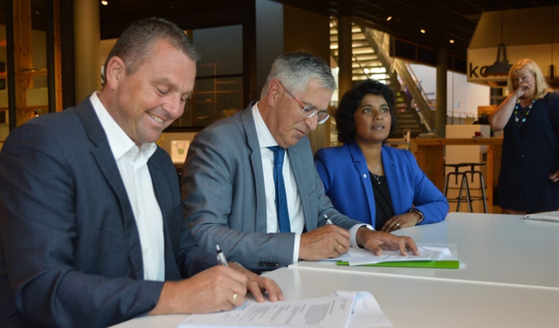  Marcel Schreuder en de VVD-wethouders Ton van Amerongen en Irene Korting ondertekenen de contracten.