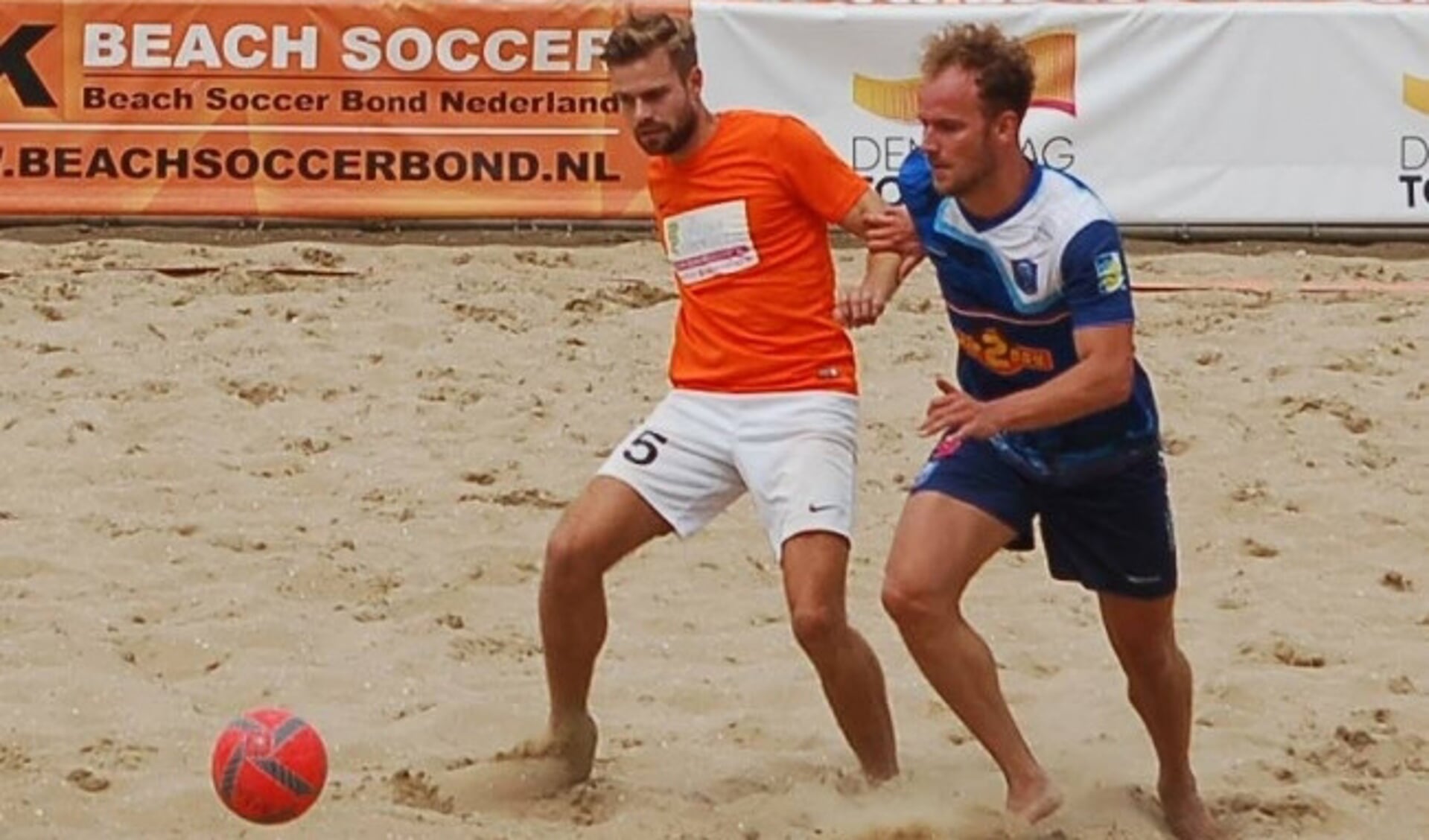  Rechts topscorer Melvin Velthuis van HTC Beach Soccer Zwolle.