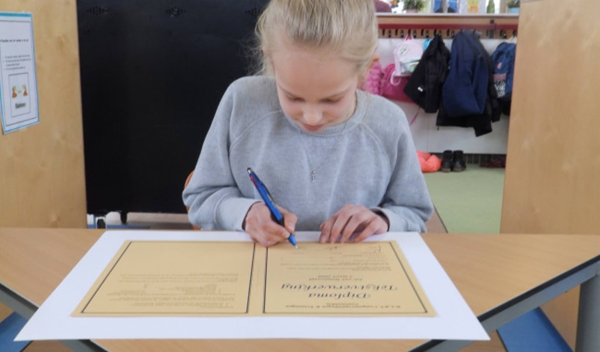  Foto: Ondertekening Gouden diploma Iris van Hamersveld Oranjeschool