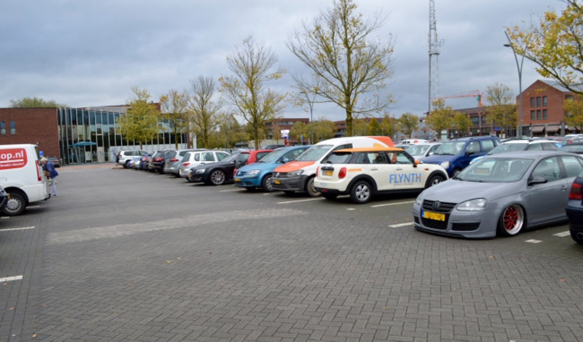  Parkeerplaats bij winkelcentrum Suydersee.
