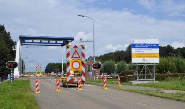 <p>een vorige afsluiting van de Kampersluis bij Ketelhaven.</p>