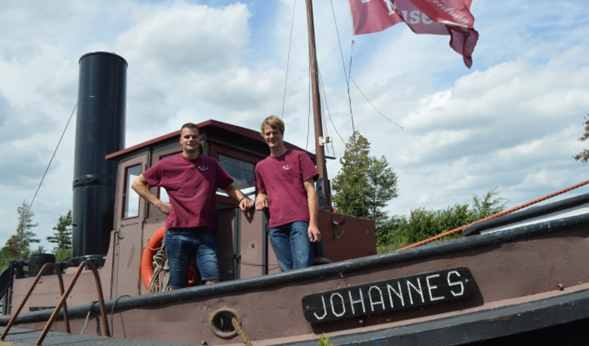  Kees Hellinga (rechts) en Robbert van de Beek op stoomsleepboot johannes.