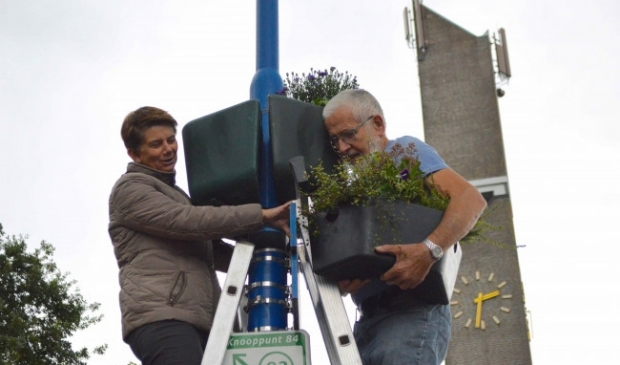 Sandra Nobel (links) in actie voor Dorpsbelangen.