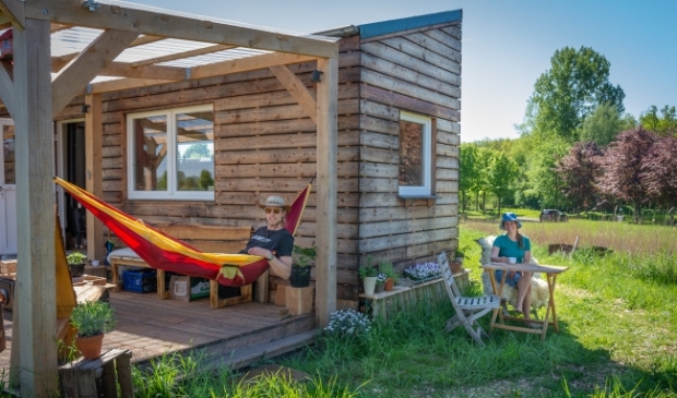 Kjeld Metsemakers en Linde Hullegie bij hun kleine huis.