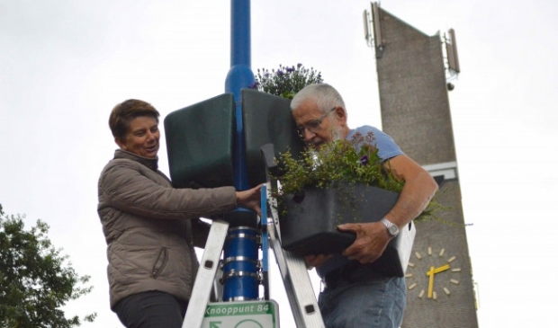 <p>Sandra Nobel (links) in actie voor Dorpsbelangen.</p>
