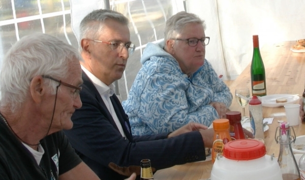 Wethouder Ton van Amerongen tijdens de barbecue in gesprek met inwoners van Biddinghuizen.