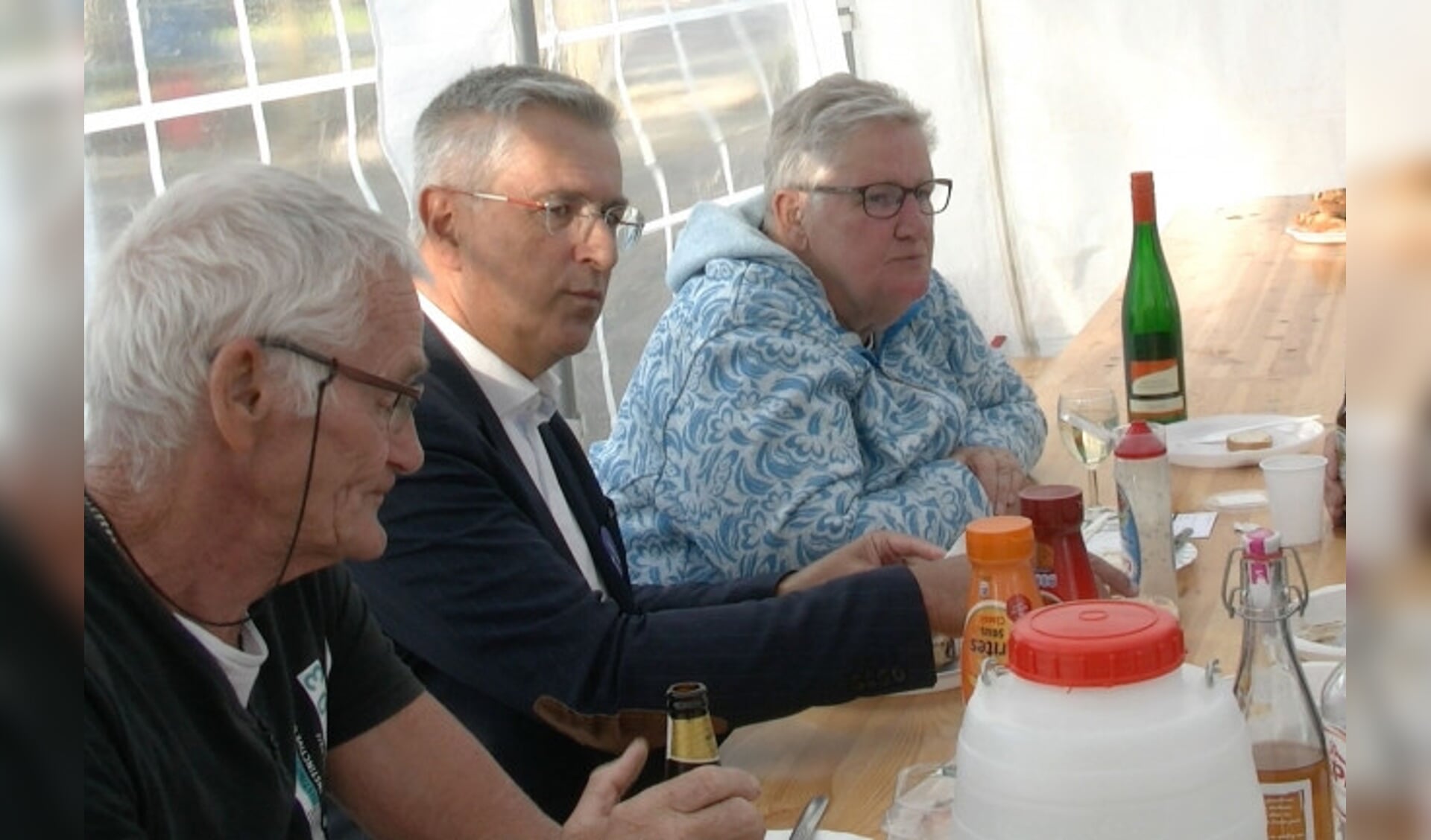  Wethouder Ton van Amerongen tijdens de barbecue in gesprek met inwoners van Biddinghuizen.
