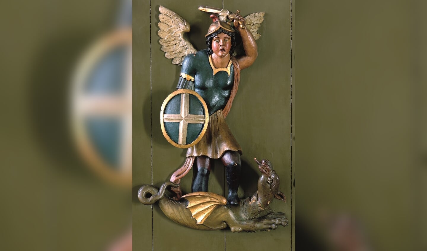 Detail van houtsnijwerk zilverkast: St Michael