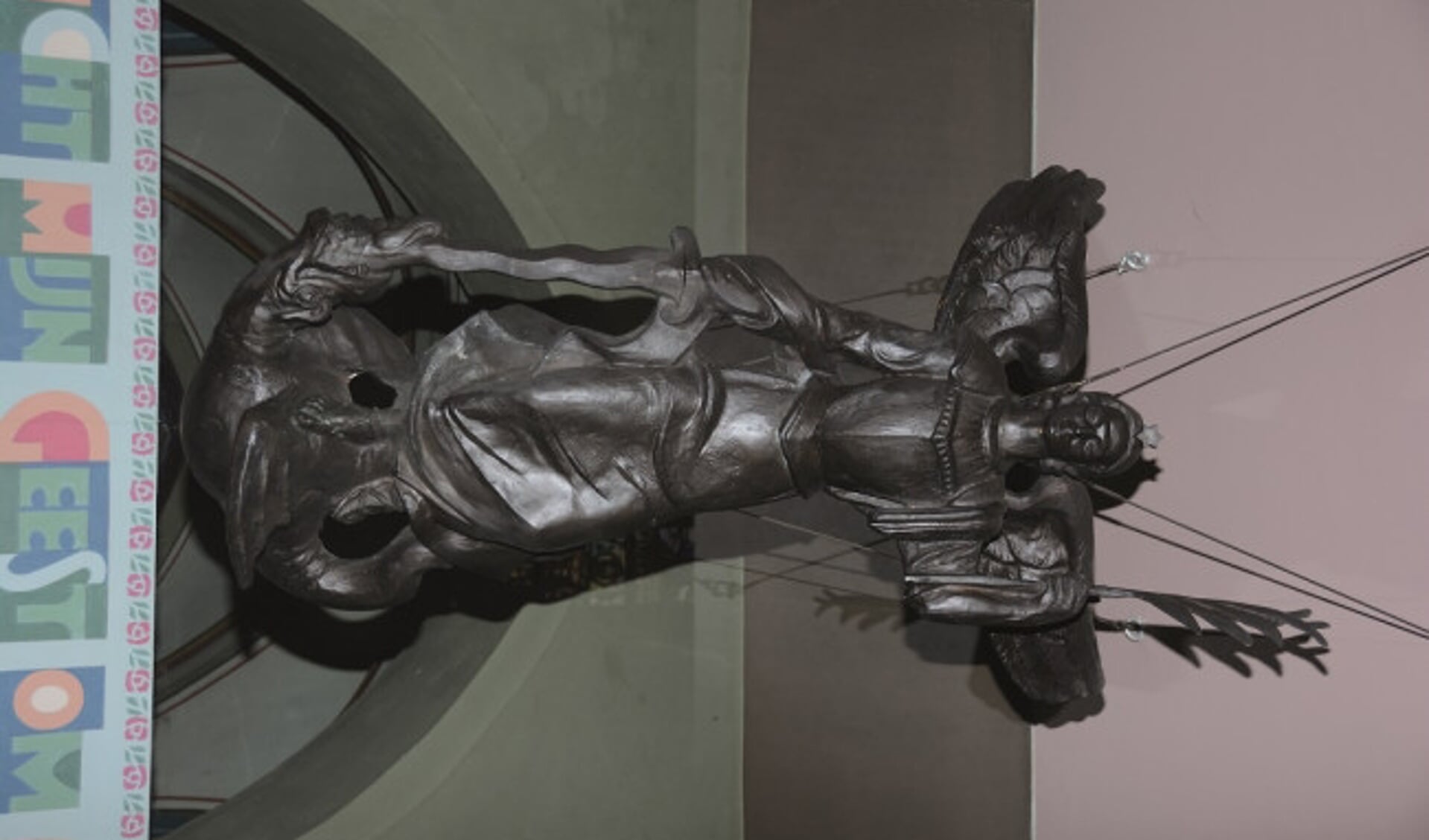  Bronzen beeld St Michael in het portaal van de Peperbus