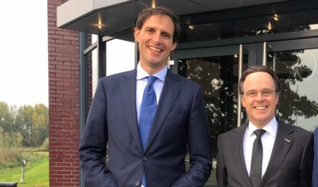<p>Minister Wopke Hoekstra en burgemeester Eddy Bilder</p>