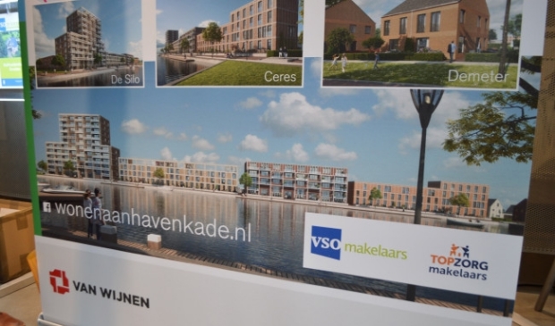 Blik op de Havenkade vanuit de havenkom.