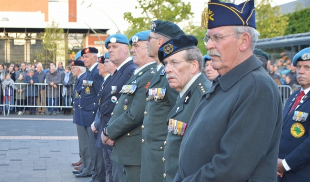 <p>Veteranen tijdens de dodenherdenking in Dronten.</p>
