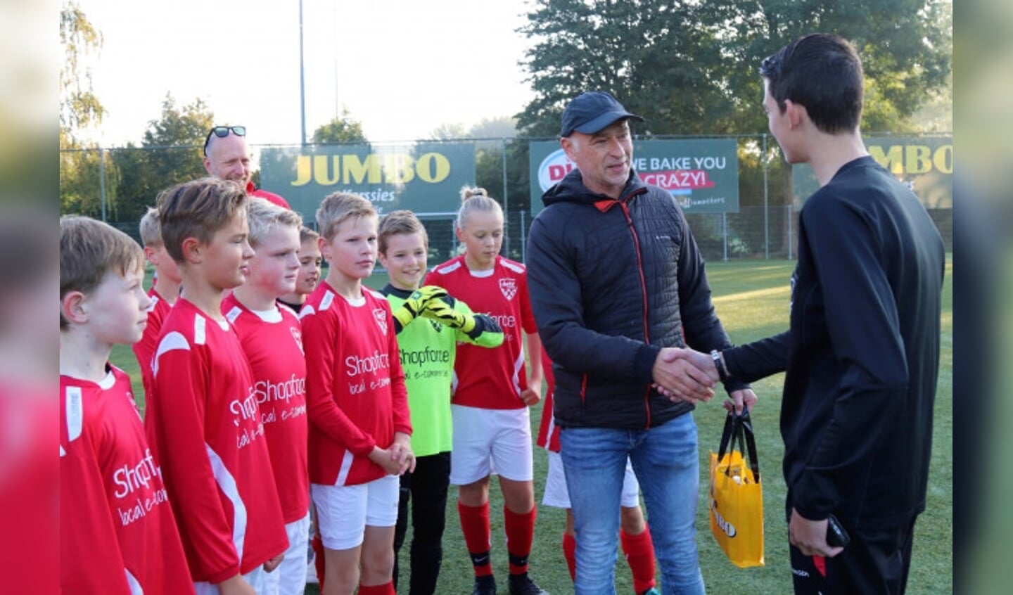  Ronals Voerman van DESZ JO 11-1 overhandigt voorafgaande aan de wedstrijd tegen SJO HH’97 JO 11-1 een pakketje aan scheidsrechter Damian Jansen.

