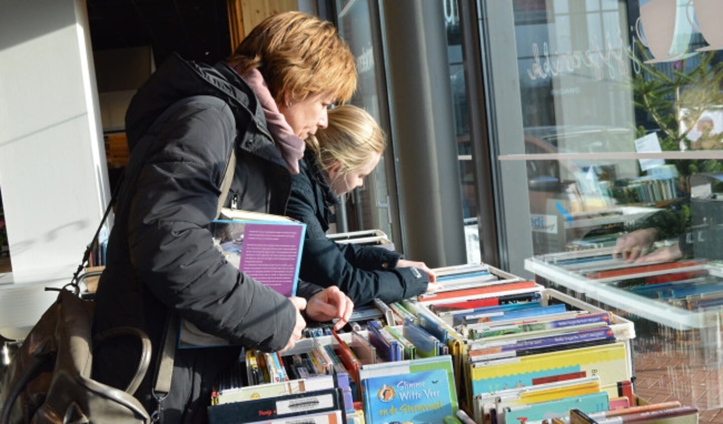 Boekenverkoop in bibliotheek Dronten.