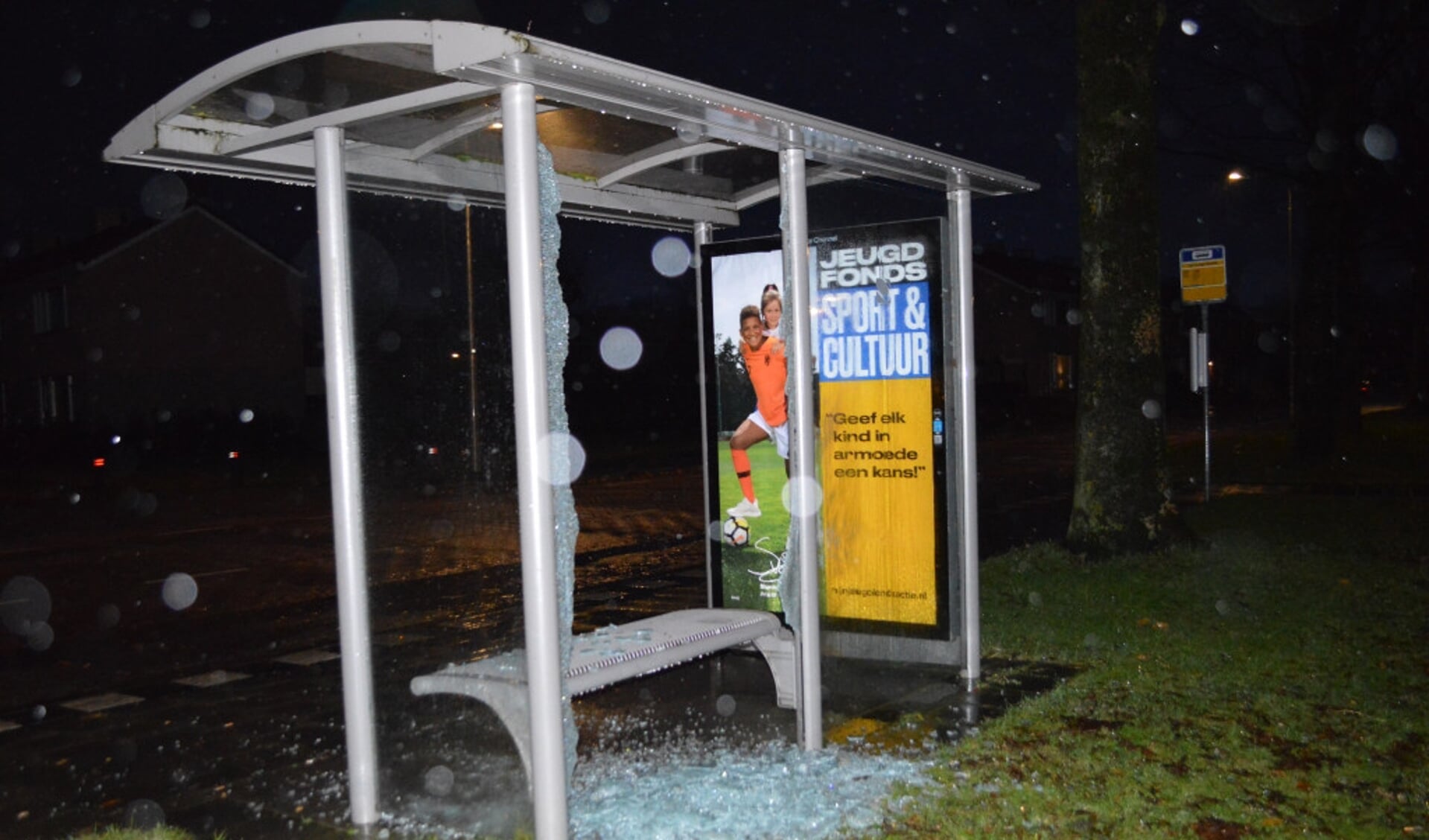  Met vuurwerk werd gisteravond een bushalte in Swifterbant 'opgeblazen'.
