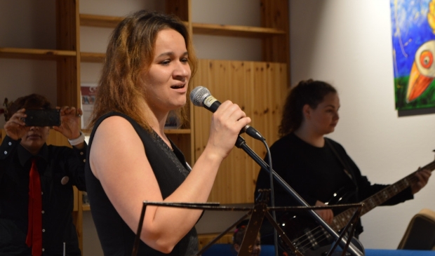 <p>Optreden van de AZC-band.</p>
