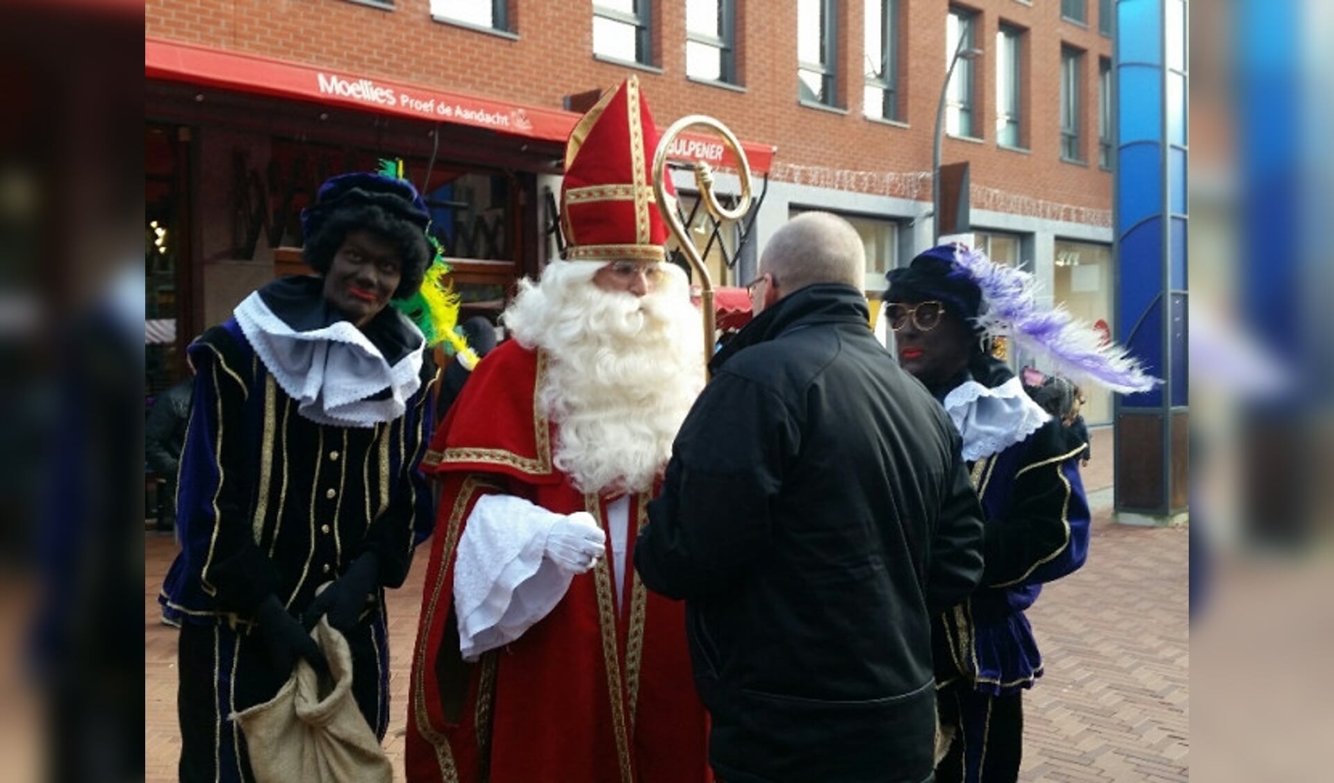  Ook Sinterklaas bij stroopwafelverkoop in Dronten.