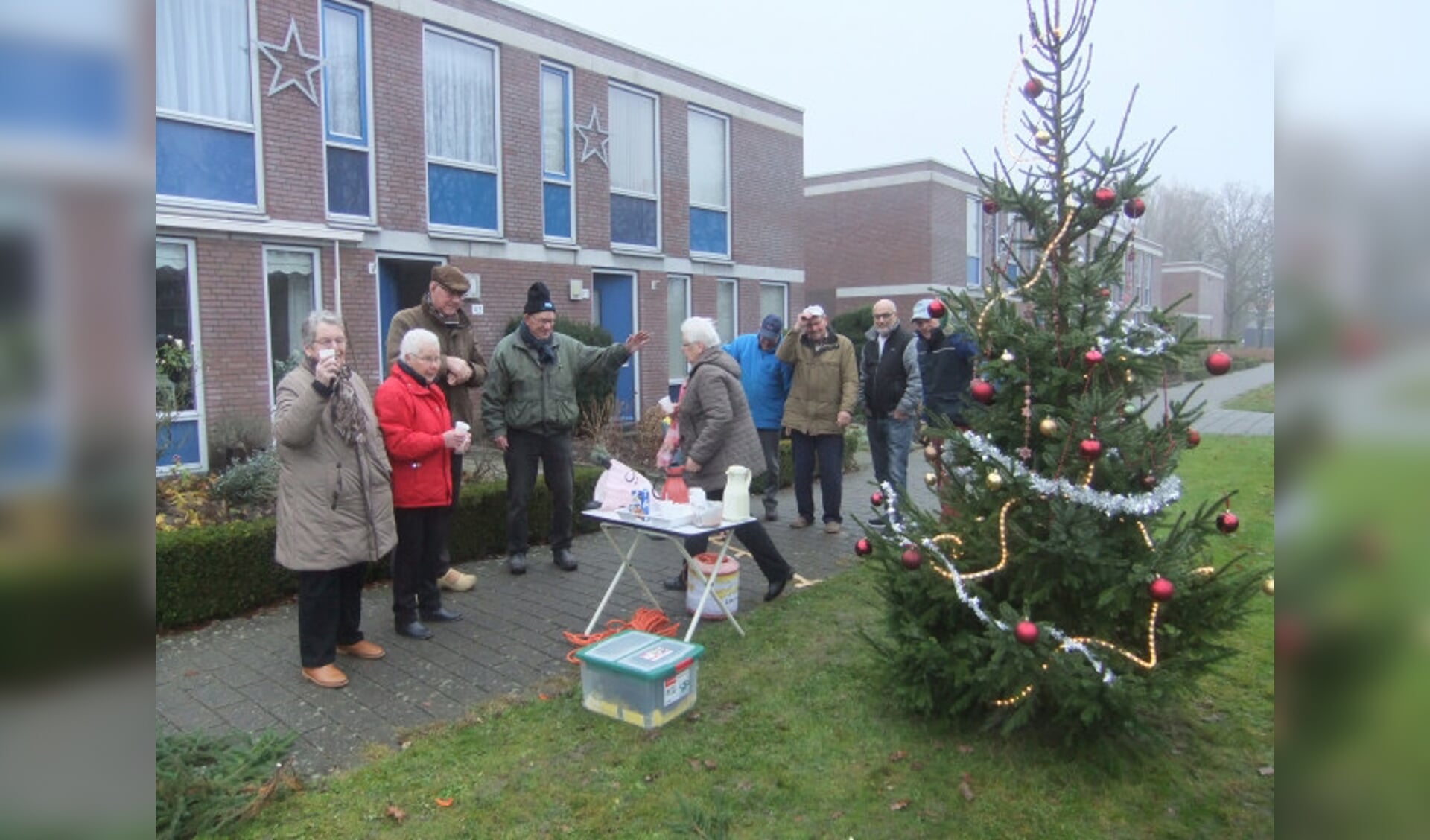  Bewoners van de Lange Streek bij hun kerstboom.