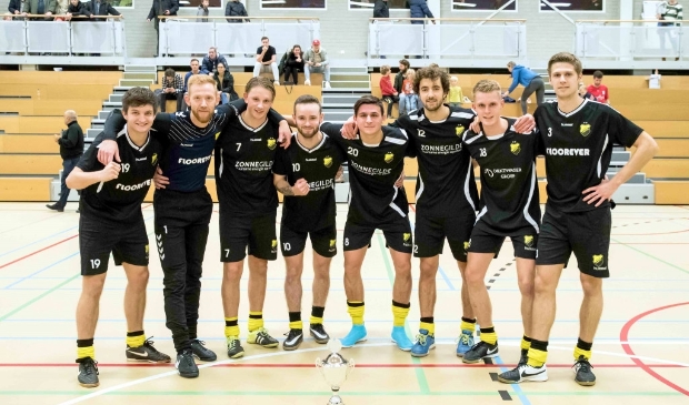 <p>DOS Kampen was de laatste winnaar (2019) van het Futisala Kamper Zaalvoetbal Kampioenschap. </p>