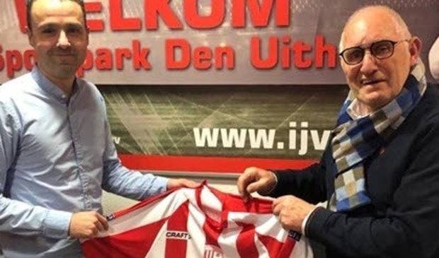 <p>Emiel Diender (l) in 2019 met IJVV-voorzitter Mannie Vaandering.</p>