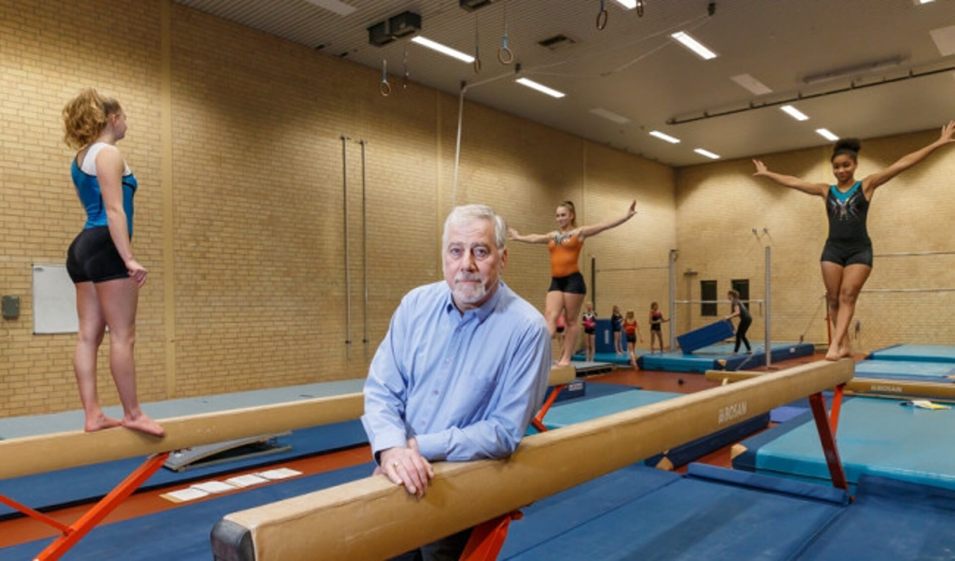  Voorzitter Ad Gerretzen van gymnastiekvereniging Kwiek en Lenig in Calohal.
