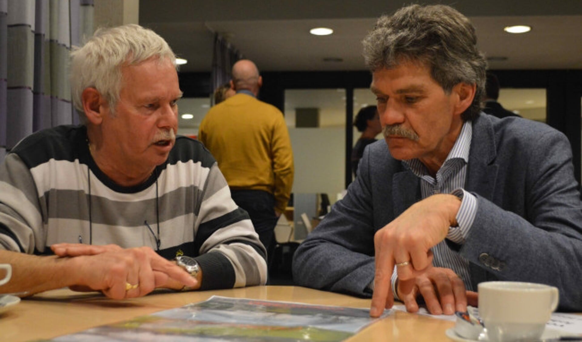  Rinus van Heel (links) in gesprek met VVD-gemeenteraadslid Theo Vulink.