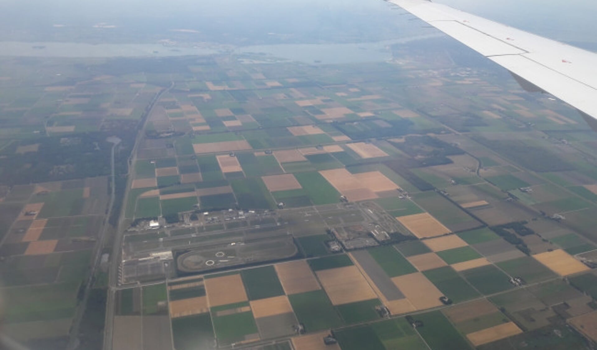  Vliegveld Lelystad vanuit de lucht.